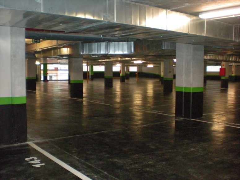 Plaza_publica_y_aparcamiento_para_vehiculos_en_sr3_2