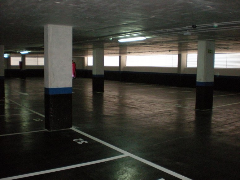 Plaza_publica_y_aparcamiento_para_vehiculos_en_sr3_4